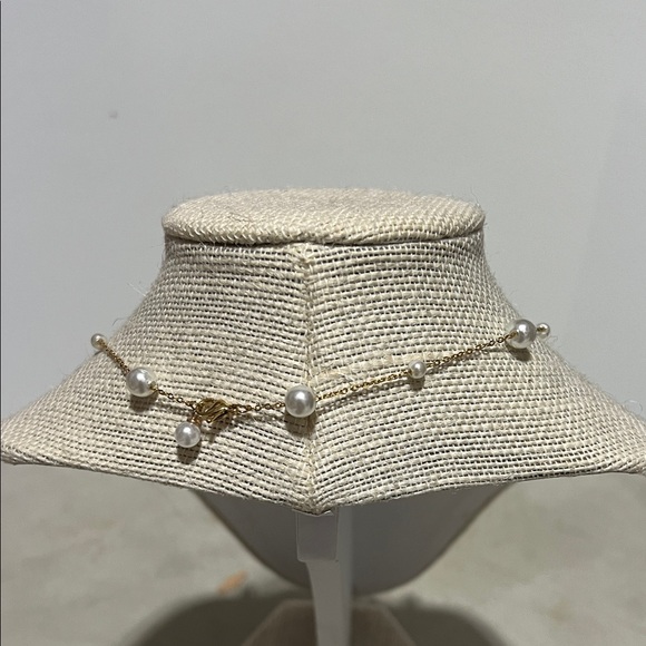 Elegant Gold and White Pearl Necklace - Picture 2 of 2